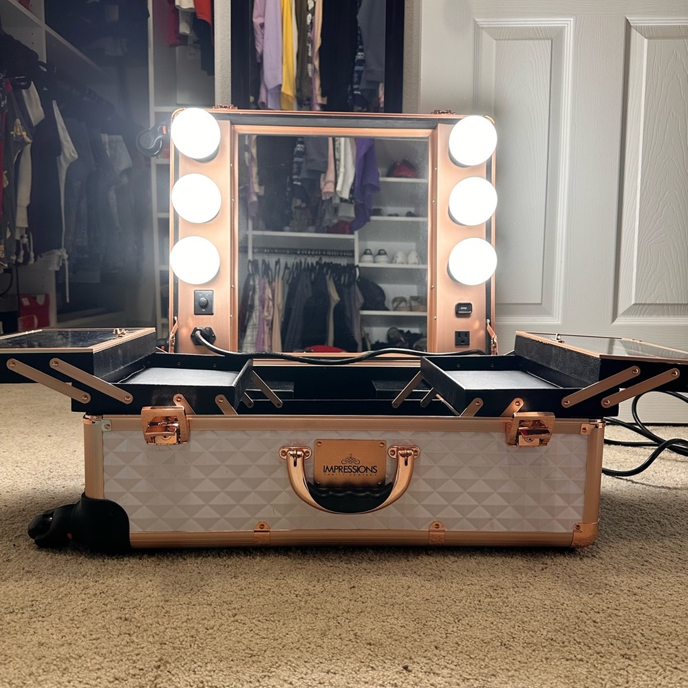 Impressions vanity XL slaycase travel/make up stand